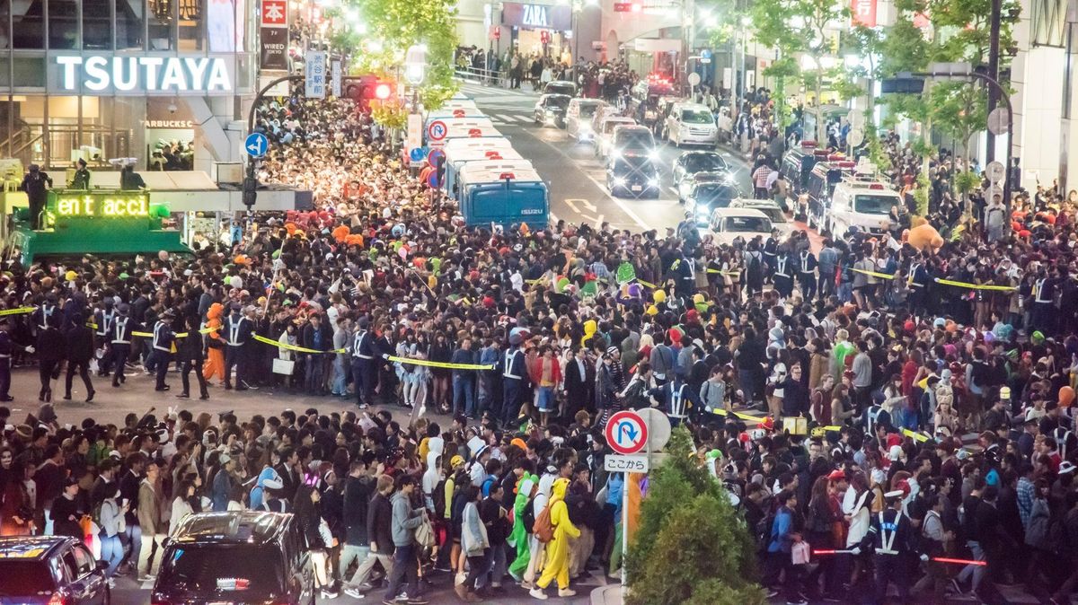 Nepijte na Halloween na nejfrekventovanější křižovatce, vyzývá Japonsko nejen turisty